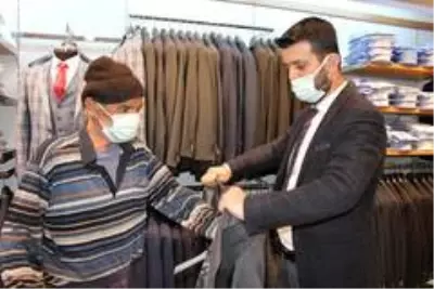 Isparta'da 66 yaşındaki adam hayatında 'ilk kez' takım elbise giydi Isparta'da 66 yaşındaki adam hayatında 'ilk kez' takım elbise giydi