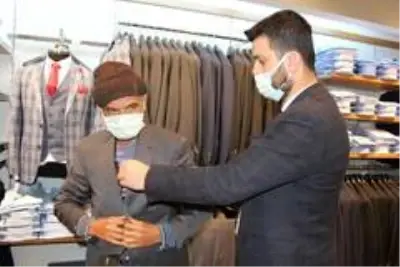 Isparta'da 66 yaşındaki adam hayatında 'ilk kez' takım elbise giydi Isparta'da 66 yaşındaki adam hayatında 'ilk kez' takım elbise giydi