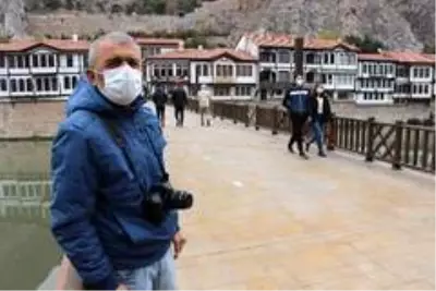 İşsiz kalınca sokakta çektiği fotoğraflarla evini geçindirmeye çalışıyor İşsiz kalınca sokakta çektiği fotoğraflarla evini geçindirmeye çalışıyor