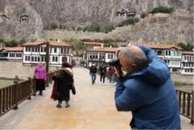 İşsiz kalınca sokakta çektiği fotoğraflarla evini geçindirmeye çalışıyor İşsiz kalınca sokakta çektiği fotoğraflarla evini geçindirmeye çalışıyor