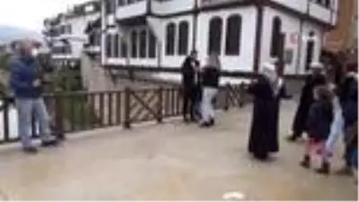 İşsiz kalınca sokakta çektiği fotoğraflarla evini geçindirmeye çalışıyor İşsiz kalınca sokakta çektiği fotoğraflarla evini geçindirmeye çalışıyor