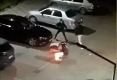 Son dakika! İstanbul'da motosikletli kuryelerin kavgası kamerada Son dakika! İstanbul'da motosikletli kuryelerin kavgası kamerada