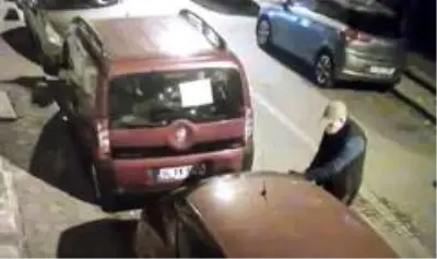 İstanbul'da otomobilin camlarını kırıp ses sistemini çalan hırsızlar kamerada İstanbul'da otomobilin camlarını kırıp ses sistemini çalan hırsızlar kamerada