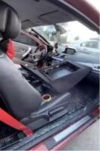 İstanbul'da otomobilin camlarını kırıp ses sistemini çalan hırsızlar kamerada İstanbul'da otomobilin camlarını kırıp ses sistemini çalan hırsızlar kamerada