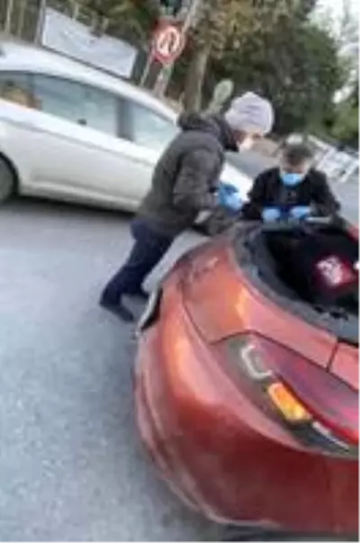 İstanbul'da otomobilin camlarını kırıp ses sistemini çalan hırsızlar kamerada İstanbul'da otomobilin camlarını kırıp ses sistemini çalan hırsızlar kamerada