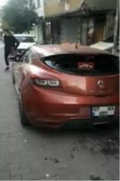 İstanbul'da otomobilin camlarını kırıp ses sistemini çalan hırsızlar kamerada İstanbul'da otomobilin camlarını kırıp ses sistemini çalan hırsızlar kamerada