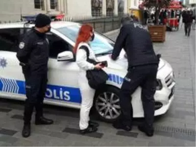 İstiklal Caddesi'nde tedbirlere uymayanlara ceza yağdı İstiklal Caddesi'nde tedbirlere uymayanlara ceza yağdı