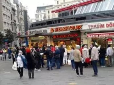 İstiklal Caddesi'nde tedbirlere uymayanlara ceza yağdı İstiklal Caddesi'nde tedbirlere uymayanlara ceza yağdı