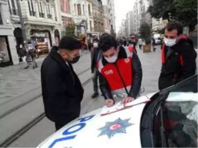 İstiklal Caddesi'nde tedbirlere uymayanlara ceza yağdı İstiklal Caddesi'nde tedbirlere uymayanlara ceza yağdı