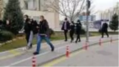 Kadir Şeker'in sevgilisinden dayak yerken kurtardığı kadın, eroinle yakalandı (2) Kadir Şeker'in sevgilisinden dayak yerken kurtardığı kadın, eroinle yakalandı (2)