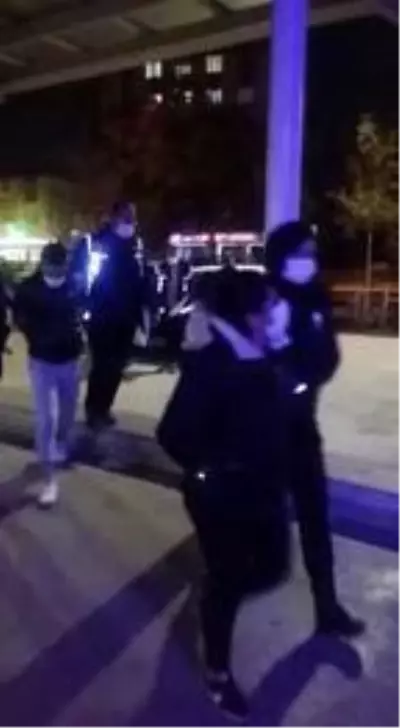 Kadir Şeker'in sevgilisinden dayak yerken kurtardığı kadın, eroinle yakalandı Kadir Şeker'in sevgilisinden dayak yerken kurtardığı kadın, eroinle yakalandı