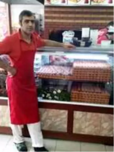 Kebap ustası, alacak-verecek tartışması yüzünden tütüncü tarafından silahla vurularak öldürüldü Kebap ustası, alacak-verecek tartışması yüzünden tütüncü tarafından silahla vurularak öldürüldü