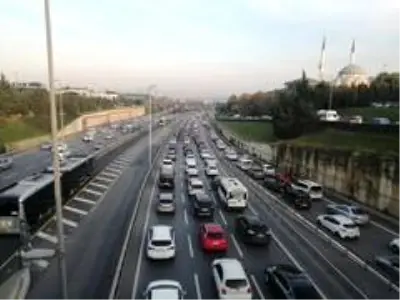 Kısıtlama sonrası 15 Temmuz Şehitler Köprüsü'nde trafik yoğunluğu oluştu Kısıtlama sonrası 15 Temmuz Şehitler Köprüsü'nde trafik yoğunluğu oluştu