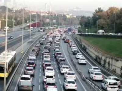 Kısıtlama sonrası 15 Temmuz Şehitler Köprüsü'nde trafik yoğunluğu oluştu Kısıtlama sonrası 15 Temmuz Şehitler Köprüsü'nde trafik yoğunluğu oluştu