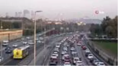 Kısıtlama sonrası 15 Temmuz Şehitler Köprüsü'nde trafik yoğunluğu oluştu Kısıtlama sonrası 15 Temmuz Şehitler Köprüsü'nde trafik yoğunluğu oluştu