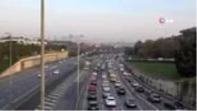 Kısıtlama sonrası 15 Temmuz Şehitler Köprüsü'nde trafik yoğunluğu oluştu Kısıtlama sonrası 15 Temmuz Şehitler Köprüsü'nde trafik yoğunluğu oluştu