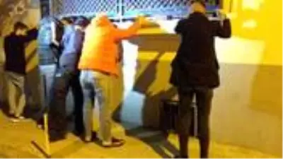Kısıtlamada polisten kaçan gençlerden birinin çorabında uyuşturucu madde bulundu Kısıtlamada polisten kaçan gençlerden birinin çorabında uyuşturucu madde bulundu