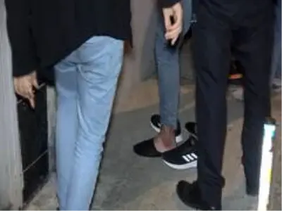Kısıtlamada polisten kaçan gençlerden birinin çorabında uyuşturucu madde bulundu Kısıtlamada polisten kaçan gençlerden birinin çorabında uyuşturucu madde bulundu