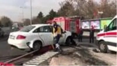 Kontrolden çıkan otomobil bariyerlere çarptı: 2 yaralı Kontrolden çıkan otomobil bariyerlere çarptı: 2 yaralı
