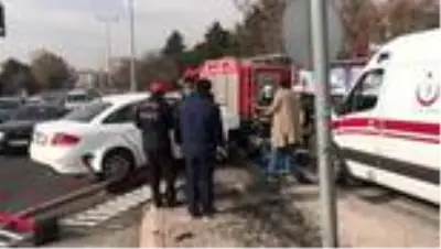 Kontrolden çıkan otomobil bariyerlere çarptı: 2 yaralı Kontrolden çıkan otomobil bariyerlere çarptı: 2 yaralı