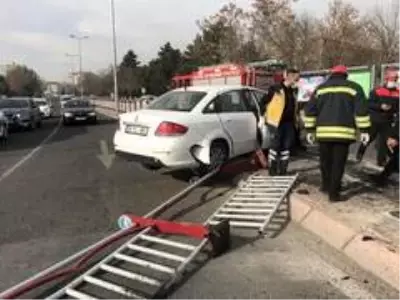 Kontrolden çıkan otomobil bariyerlere çarptı: 2 yaralı Kontrolden çıkan otomobil bariyerlere çarptı: 2 yaralı