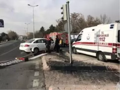 Kontrolden çıkan otomobil bariyerlere çarptı: 2 yaralı Kontrolden çıkan otomobil bariyerlere çarptı: 2 yaralı