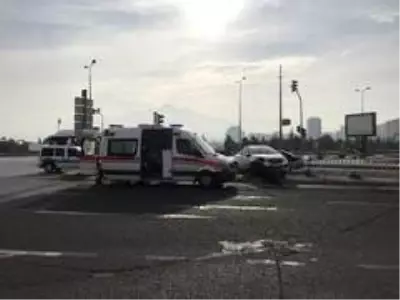 Kontrolden çıkan otomobil bariyerlere çarptı: 2 yaralı Kontrolden çıkan otomobil bariyerlere çarptı: 2 yaralı