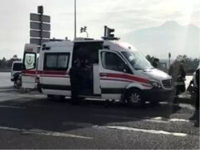 Kontrolden çıkan otomobil bariyerlere çarptı: 2 yaralı Kontrolden çıkan otomobil bariyerlere çarptı: 2 yaralı