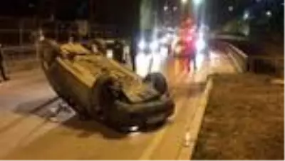 Köprüde devrilen otomobilin sürücüsü yaralandı Köprüde devrilen otomobilin sürücüsü yaralandı