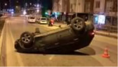 Köprüde devrilen otomobilin sürücüsü yaralandı Köprüde devrilen otomobilin sürücüsü yaralandı
