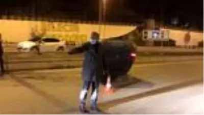 Köprüde devrilen otomobilin sürücüsü yaralandı Köprüde devrilen otomobilin sürücüsü yaralandı