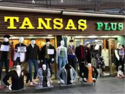 Korona virüse dikkat çekmek için cansız mankenlere maske taktı Korona virüse dikkat çekmek için cansız mankenlere maske taktı
