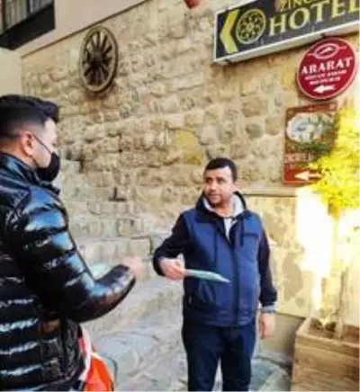 Korona virüse dikkat çekmek için cansız mankenlere maske taktı Korona virüse dikkat çekmek için cansız mankenlere maske taktı