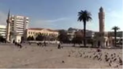 Kovid-19 vaka sayısında artış kaydedilen İzmir'in işlek noktalarında yoğunluk gözlendi Kovid-19 vaka sayısında artış kaydedilen İzmir'in işlek noktalarında yoğunluk gözlendi