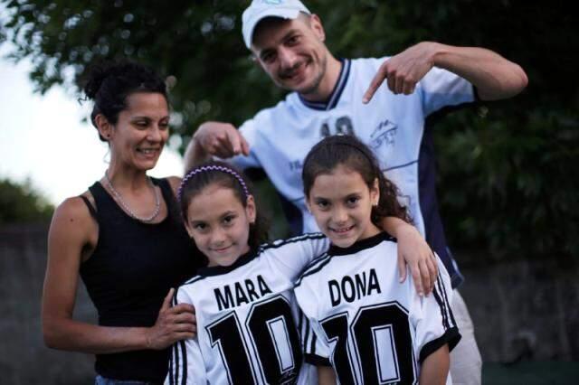 Maradona hayranı olan bir baba ikiz kızlarına Mara ve Dona ismini verdi Maradona hayranı olan bir baba ikiz kızlarına Mara ve Dona ismini verdi