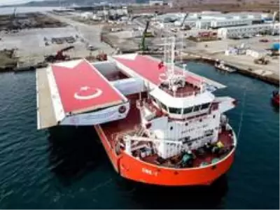 Türk bayrağıyla kaplanan mega bloklar Gelibolu'ya ulaştı Türk bayrağıyla kaplanan mega bloklar Gelibolu'ya ulaştı