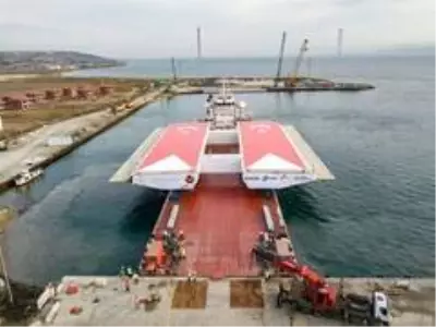 Türk bayrağıyla kaplanan mega bloklar Gelibolu'ya ulaştı Türk bayrağıyla kaplanan mega bloklar Gelibolu'ya ulaştı