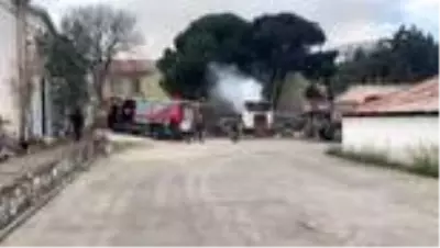 Menemen'de hurdaya ayrılan belediye otobüsünde çıkan yangın söndürüldü Menemen'de hurdaya ayrılan belediye otobüsünde çıkan yangın söndürüldü