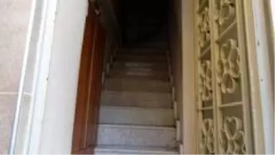 Merdivenlerden düşen şahıs hayatını kaybetti Merdivenlerden düşen şahıs hayatını kaybetti