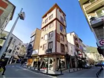 Merdivenlerden düşen şahıs hayatını kaybetti Merdivenlerden düşen şahıs hayatını kaybetti