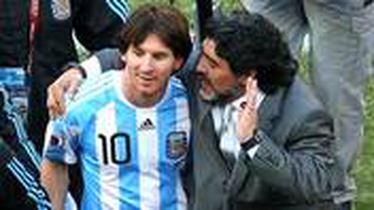 Messi, attığı golü Maradona'nın Newell's formasıyla kutlayarak efsaneyi andı