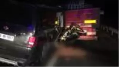 Son dakika haberleri: Minibüs tıra çarptı: 2 ölü, 3 yaralı Son dakika haberleri: Minibüs tıra çarptı: 2 ölü, 3 yaralı