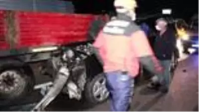 Minibüs tıra çarptı: 2 ölü, 3 yaralı (2) Minibüs tıra çarptı: 2 ölü, 3 yaralı (2)