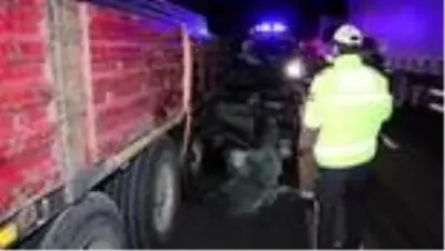 Minibüs tıra çarptı: 2 ölü, 3 yaralı (2) Minibüs tıra çarptı: 2 ölü, 3 yaralı (2)