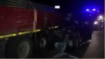 Son dakika haberleri: Minibüs tıra çarptı: 2 ölü, 3 yaralı Son dakika haberleri: Minibüs tıra çarptı: 2 ölü, 3 yaralı