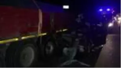 Son dakika haberleri: Minibüs tıra çarptı: 2 ölü, 3 yaralı Son dakika haberleri: Minibüs tıra çarptı: 2 ölü, 3 yaralı