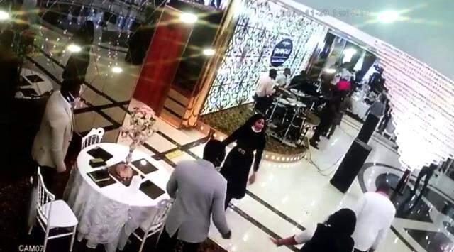 Miss Uganda'dan sonra Esenyurt'ta bu kez de düğün salonunda pazar ayini Miss Uganda'dan sonra Esenyurt'ta bu kez de düğün salonunda pazar ayini