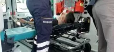 Motosiklet ile hafif ticari araç çarpıştı: 1 yaralı Motosiklet ile hafif ticari araç çarpıştı: 1 yaralı