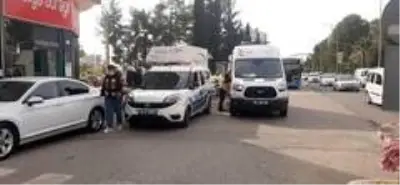 Motosiklet ile hafif ticari araç çarpıştı: 1 yaralı Motosiklet ile hafif ticari araç çarpıştı: 1 yaralı