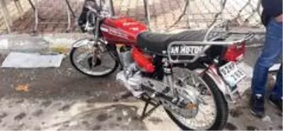 Motosiklet ile hafif ticari araç çarpıştı: 1 yaralı Motosiklet ile hafif ticari araç çarpıştı: 1 yaralı